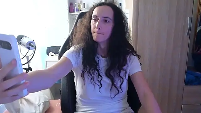 MemiKouki online show from September 28, 2025, 2:11 pm