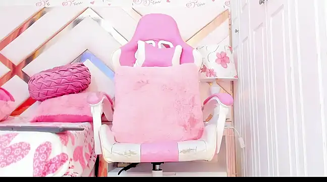 Snapshot of BriggitteEbonny chatting on December 23, 2024, 6:00 am BriggitteEbonny online show from December 23, 2024, 6:00 am