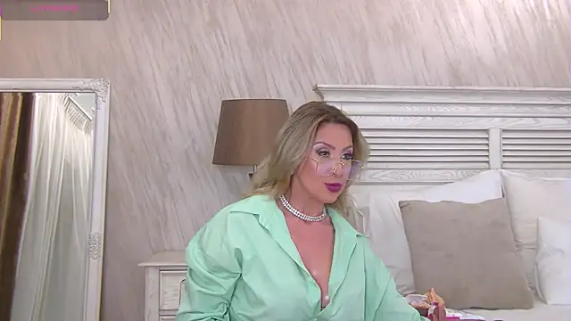 JuliaEyrie online show from July 22, 2026, 5:32 am