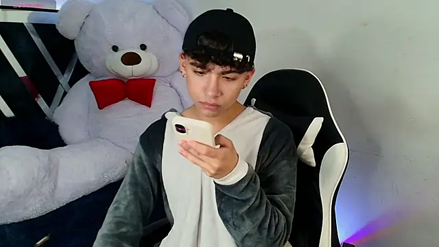 Snapshot of Niico_Cruz chatting on February 18, 2025, 4:48 am Niico Cruz online show from February 18, 2025, 4:48 am