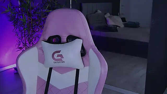 Snapshot of shayblonde chatting on December 19, 2024, 11:25 pm shayblonde online show from December 19, 2024, 11:25 pm