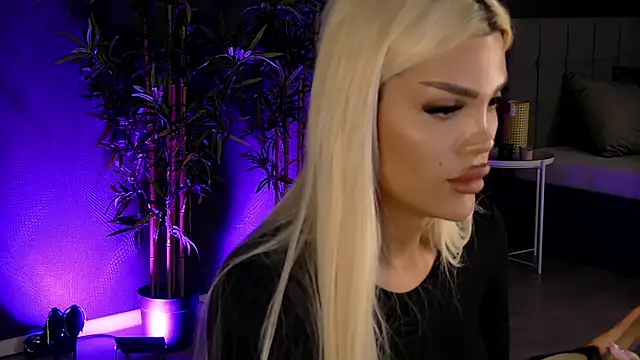 Snapshot of shayblonde chatting on February 17, 2025, 11:55 am shayblonde online show from February 17, 2025, 11:55 am