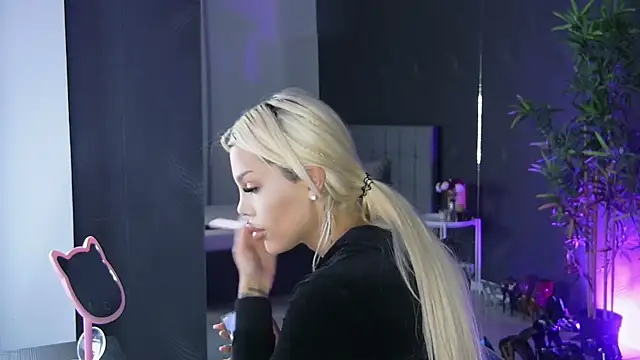 Snapshot of shayblonde chatting on March 15, 2025, 6:25 am shayblonde online show from March 15, 2025, 6:25 am