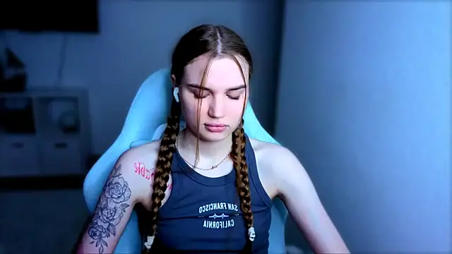 StellaLawless online show from November 28, 2025, 8:55 pm