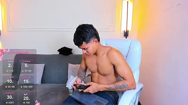 Snapshot of Paradise_boy_s chatting on May 6, 2026, 3:28 pm Paradise boy s online show from May 6, 2026, 3:28 pm