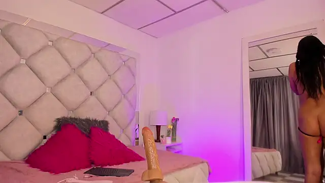 Snapshot of alessiaferry chatting on February 19, 2025, 8:41 pm alessiaferry online show from February 19, 2025, 8:41 pm