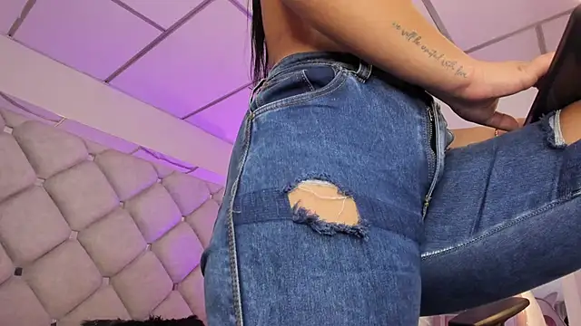 Snapshot of alessiaferry chatting on September 29, 2025, 2:55 pm alessiaferry online show from September 29, 2025, 2:55 pm