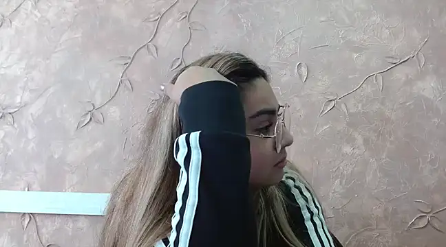 Snapshot of Miabonnett_ chatting on February 10, 2025, 7:07 pm Miabonnett online show from February 10, 2025, 7:07 pm