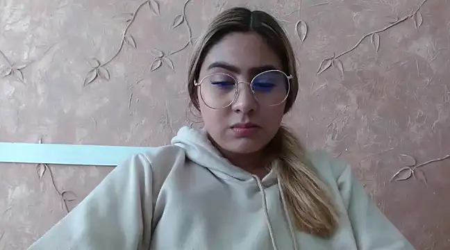 Snapshot of Miabonnett_ chatting on February 13, 2025, 4:17 pm Miabonnett online show from February 13, 2025, 4:17 pm