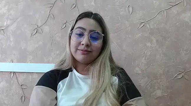 Snapshot of Miabonnett_ chatting on February 19, 2025, 6:10 pm Miabonnett online show from February 19, 2025, 6:10 pm