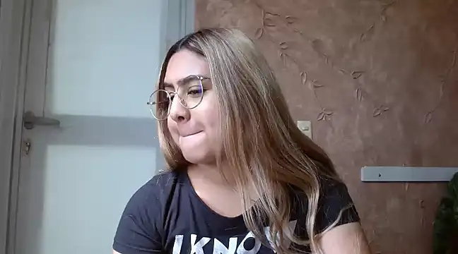 Snapshot of Miabonnett_ chatting on February 20, 2025, 3:08 pm Miabonnett online show from February 20, 2025, 3:08 pm