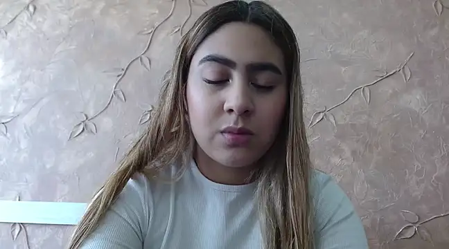 Snapshot of Miabonnett_ chatting on February 21, 2025, 12:06 pm Miabonnett online show from February 21, 2025, 12:06 pm