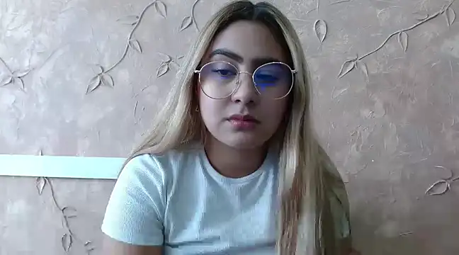 Snapshot of Miabonnett_ chatting on February 21, 2025, 3:10 pm Miabonnett online show from February 21, 2025, 3:10 pm