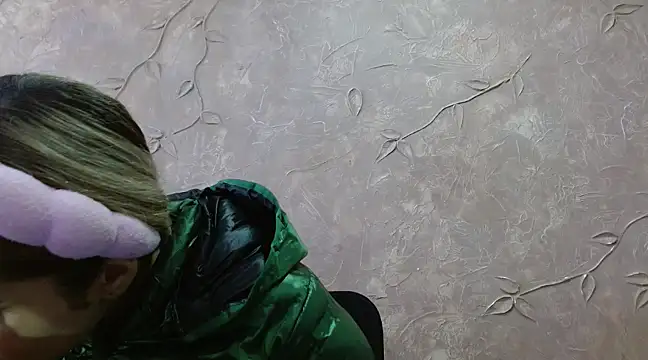 Snapshot of Miabonnett_ chatting on February 22, 2025, 12:08 pm Miabonnett online show from February 22, 2025, 12:08 pm