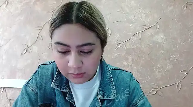 Snapshot of Miabonnett_ chatting on February 25, 2025, 12:03 pm Miabonnett online show from February 25, 2025, 12:03 pm