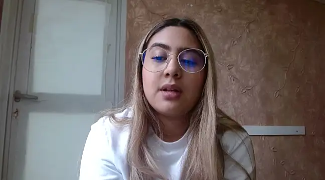 Snapshot of Miabonnett_ chatting on March 3, 2025, 3:09 pm Miabonnett online show from March 3, 2025, 3:09 pm