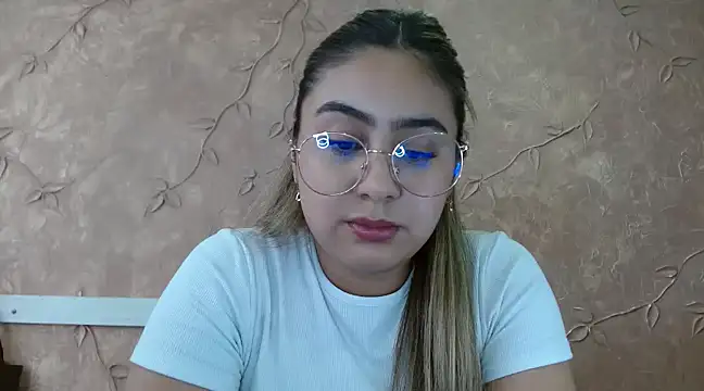 Snapshot of Miabonnett_ chatting on March 14, 2025, 9:21 pm Miabonnett online show from March 14, 2025, 9:21 pm