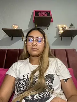 Snapshot of Miabonnett_ chatting on March 20, 2025, 10:18 pm Miabonnett online show from March 20, 2025, 10:18 pm