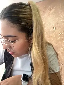 Snapshot of Miabonnett_ chatting on March 21, 2025, 3:13 pm Miabonnett online show from March 21, 2025, 3:13 pm