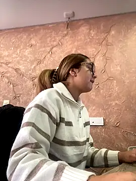 Snapshot of Miabonnett_ chatting on September 19, 2025, 11:55 am Miabonnett online show from September 19, 2025, 11:55 am