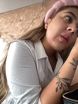 Snapshot of Miabonnett_ chatting on October 22, 2025, 12:05 pm Miabonnett online show from October 22, 2025, 12:05 pm