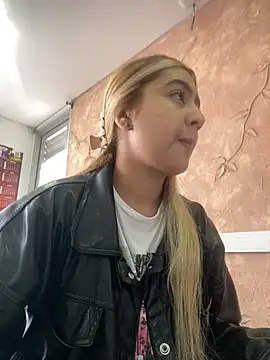 Snapshot of Miabonnett_ chatting on October 28, 2025, 12:09 pm Miabonnett online show from October 28, 2025, 12:09 pm