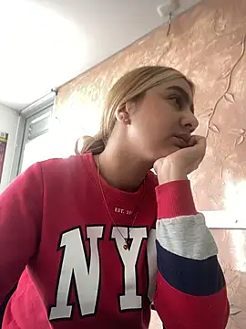 Snapshot of Miabonnett_ chatting on November 12, 2025, 12:05 pm Miabonnett online show from November 12, 2025, 12:05 pm