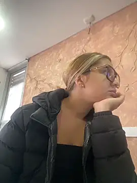 Snapshot of Miabonnett_ chatting on November 19, 2025, 12:16 pm Miabonnett online show from November 19, 2025, 12:16 pm