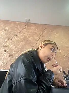 Snapshot of Miabonnett_ chatting on November 21, 2025, 12:15 pm Miabonnett online show from November 21, 2025, 12:15 pm