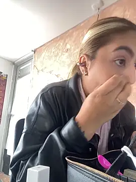 Snapshot of Miabonnett_ chatting on November 22, 2025, 12:15 pm Miabonnett online show from November 22, 2025, 12:15 pm