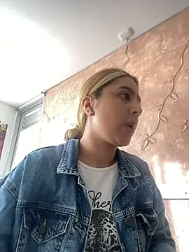 Snapshot of Miabonnett_ chatting on November 25, 2025, 12:16 pm Miabonnett online show from November 25, 2025, 12:16 pm