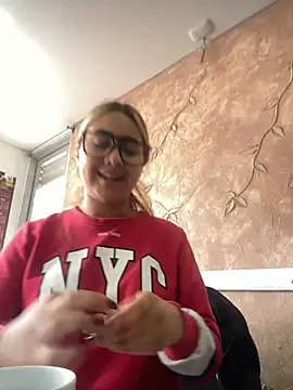 Snapshot of Miabonnett_ chatting on December 2, 2025, 12:21 pm Miabonnett online show from December 2, 2025, 12:21 pm