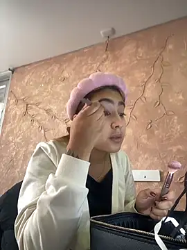 Snapshot of Miabonnett_ chatting on December 4, 2025, 12:14 pm Miabonnett online show from December 4, 2025, 12:14 pm