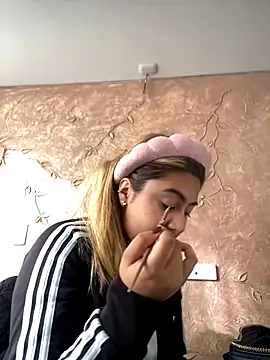 Snapshot of Miabonnett_ chatting on December 5, 2025, 12:25 pm Miabonnett online show from December 5, 2025, 12:25 pm