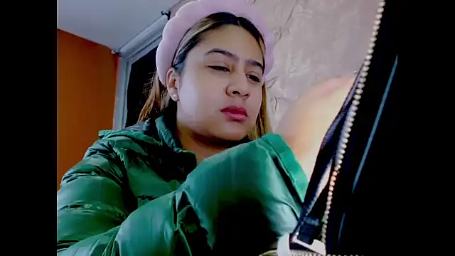 Snapshot of Miabonnett_ chatting on January 13, 2026, 12:21 pm Miabonnett online show from January 13, 2026, 12:21 pm