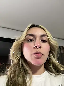 Snapshot of emma_oxford chatting on April 6, 2026, 12:52 am emma oxford online show from April 6, 2026, 12:52 am