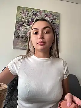 Snapshot of emma_oxford chatting on April 24, 2026, 8:33 pm emma oxford online show from April 24, 2026, 8:33 pm