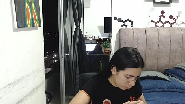 Snapshot of Liza_Thurner chatting on January 5, 2025, 12:31 am Liza Thurner online show from January 5, 2025, 12:31 am