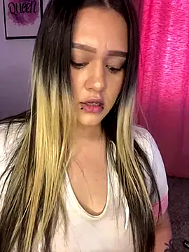 Snapshot of Ari_Martin chatting on December 7, 2024, 7:32 pm Ari Martin online show from December 7, 2024, 7:32 pm