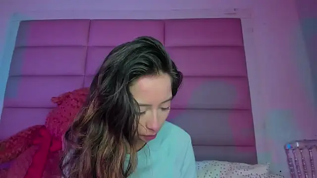 little-Emma online show from December 22, 2025, 3:36 am