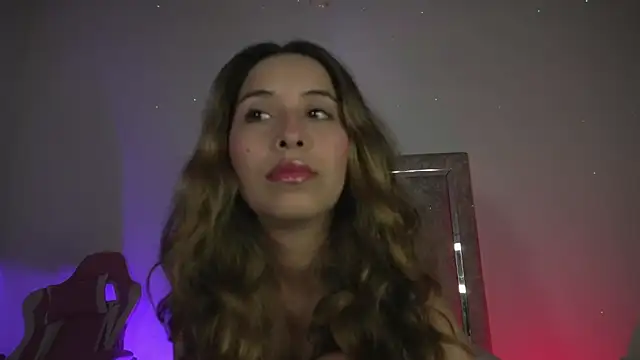 Snapshot of little-Emma chatting on May 25, 2026, 11:22 pm little-Emma online show from May 25, 2026, 11:22 pm