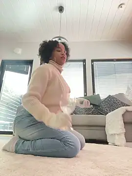 Snapshot of Black_Dolll chatting on December 17, 2024, 11:28 am Black Dolll online show from December 17, 2024, 11:28 am