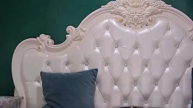 Snapshot of ArielBurn chatting on October 12, 2025, 8:52 pm ArielBurn online show from October 12, 2025, 8:52 pm