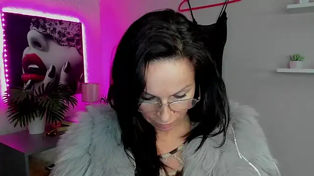 HelenLuxx online show from February 15, 2025, 11:06 am