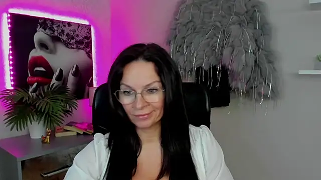 HelenLuxx online show from March 3, 2025, 5:29 pm