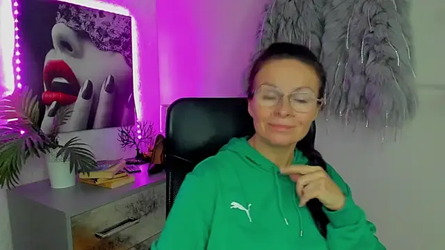 HelenLuxx online show from October 9, 2025, 5:38 am