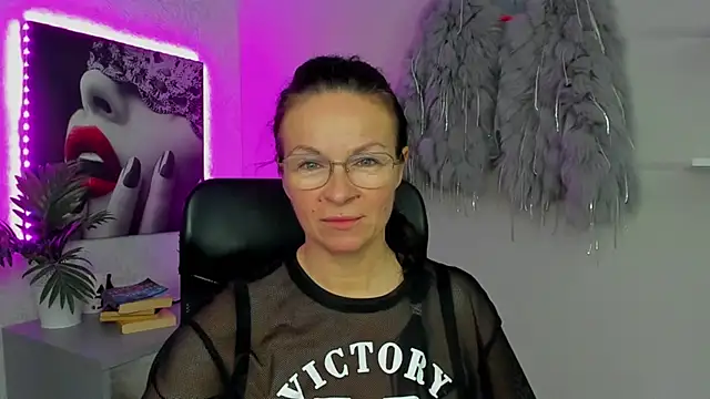 HelenLuxx online show from October 17, 2025, 6:38 am