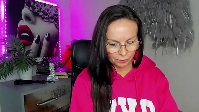 HelenLuxx online show from March 11, 2026, 4:13 pm