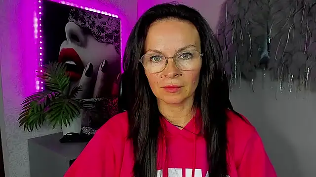 HelenLuxx online show from April 22, 2026, 5:25 pm