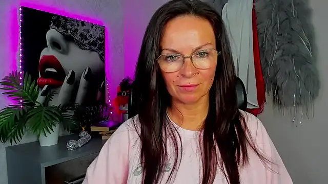 HelenLuxx online show from June 17, 2026, 3:24 pm